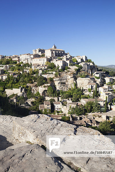 Dorf Gordes auf einem Hügel mit Schloss und Kirche  Provence  Provence-Alpes-Cote d'Azur  Südfrankreich  Frankreich  Europa