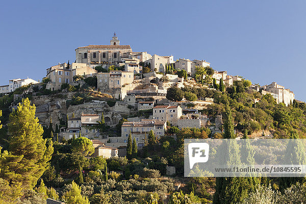 Dorf Gordes auf einem Hügel  Provence  Provence-Alpes-Cote d'Azur  Südfrankreich  Frankreich  Europa