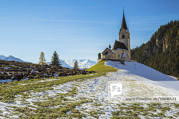 Die Kirche des kleinen Dorfes Schmitten  umgeben von Schnee  Bezirk Albula  Kanton Graubünden  Schweiz  Europa