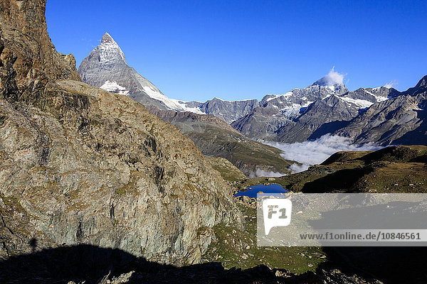 Matterhorn und Dent Blanche und das blaue Wasser des Riffelsees  Zermatt  Kanton Wallis  Penninische Alpen  Schweizer Alpen  Schweiz  Europa