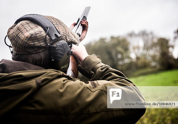Gewehr bei einer Jagd in Wiltshire  England  Vereinigtes Königreich  Europa