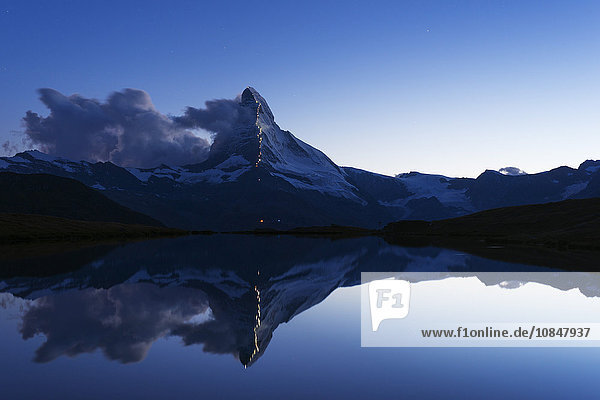 Das Matterhorn  4478m  beleuchtet zu Ehren des 150. Jahrestages der Erstbesteigung  Stellisee  Zermatt  Wallis  Schweizer Alpen  Schweiz  Europa