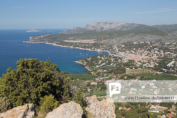 Blick auf die Küste und die historische Stadt Cassis von einem Hügel aus  Cassis  Côte d'Azur  Provence  Frankreich  Mittelmeer  Europa