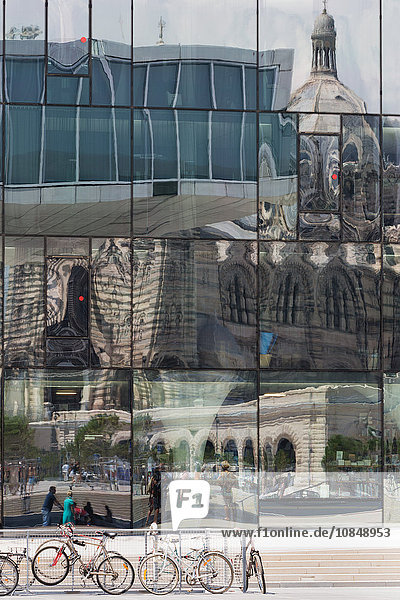 Die neue MuCEM-Galerie in Marseille mit der Kathedrale  die sich im Glas spiegelt  Marseille  Provence  Frankreich  Europa