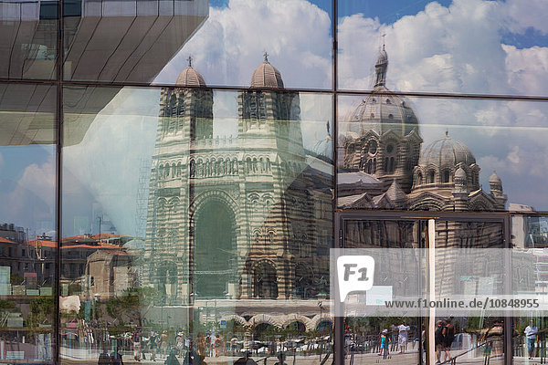 Die neue MuCEM-Galerie in Marseille mit der Kathedrale  die sich im Glas spiegelt  Marseille  Provence  Frankreich  Europa