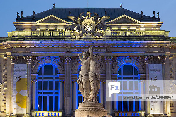 Der Drei-Grazien-Brunnen und die Oper auf dem Place de la Comedie in Montpellier bei Nacht  Languedoc-Roussillon  Frankreich  Europa