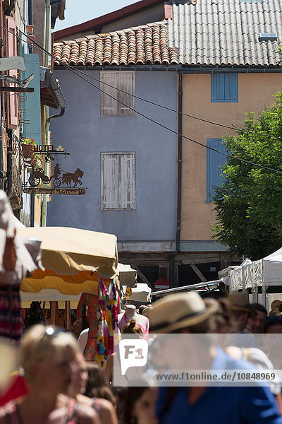 Traditioneller Markt im Freien in der historischen Stadt Mirepoix  Languedoc-Roussillon  Frankreich  Europa