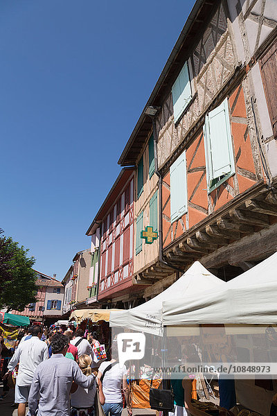 Traditioneller Markt im Freien in der historischen Stadt Mirepoix  Languedoc-Roussillon  Frankreich  Europa