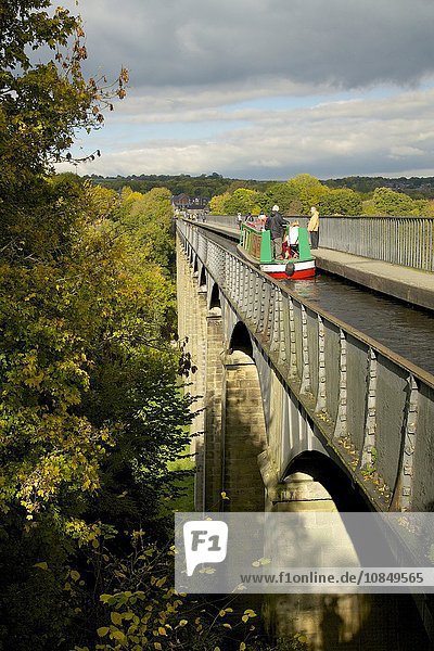 Narrowboat crossing the River Dee in autumn on the Pontcysyllte Aqueduct  built by Thomas Telford and William Jessop  UNESCO World Heritage Site  Froncysyllte  near Llangollen  Denbighshire  Wales  United Kingdom  Europe