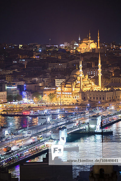 Neue Moschee (Yeni Cami) und Galata-Brücke über das Goldene Horn bei Nacht vom Galata-Turm aus gesehen  Istanbul  Türkei  Europa