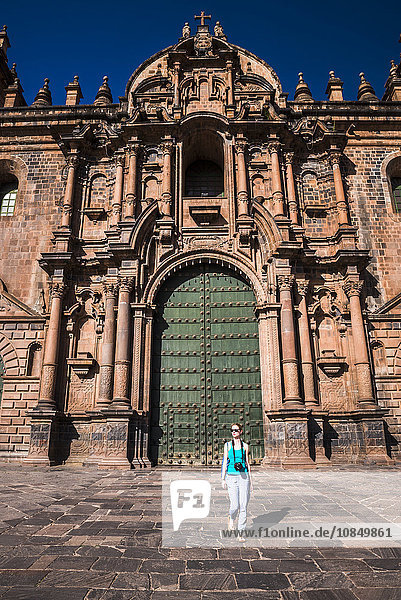 Touristenbesichtigung der Kathedrale von Cusco  Basilika der Himmelfahrt der Jungfrau Maria  Plaza de Armas  UNESCO-Weltkulturerbe  Cusco (Cuzco)  Region Cusco  Peru  Südamerika