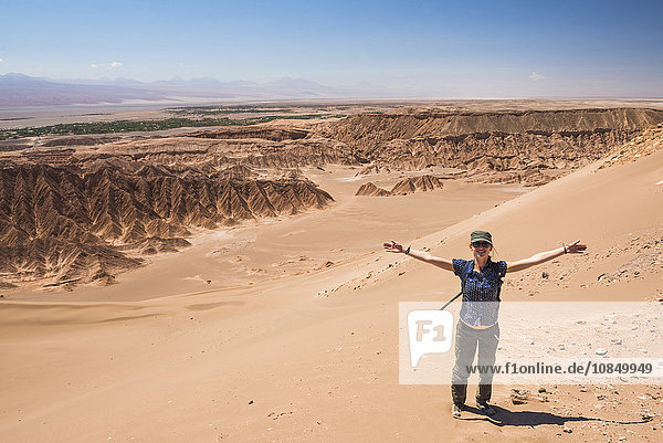 Touristen in den Sanddünen im Tal des Todes (Valle de la Muerte)  San Pedro de Atacama  Atacamawüste  Nordchile  Chile  Südamerika