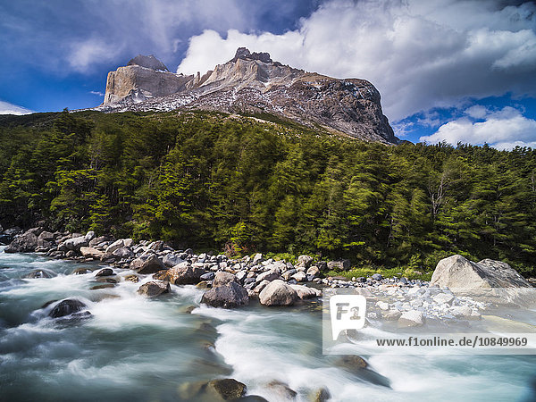 Los Cuernos Berge und Rio Frances  French Valley  Torres del Paine National Park  Patagonien  Chile  Südamerika