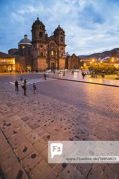Kirche der Gesellschaft Jesu auf der Plaza de Armas bei Nacht  UNESCO-Weltkulturerbe  Cusco (Cuzco)  Region Cusco  Peru  Südamerika