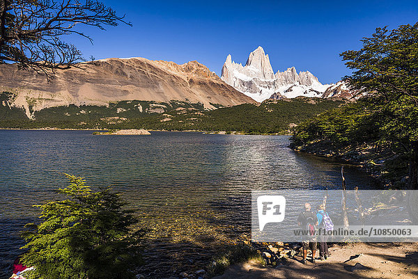 Touristen am Lago Capri (Capri-See) mit dem Berg Fitz Roy (Cerro Chalten) dahinter  El Chalten  Patagonien  Argentinien  Südamerika