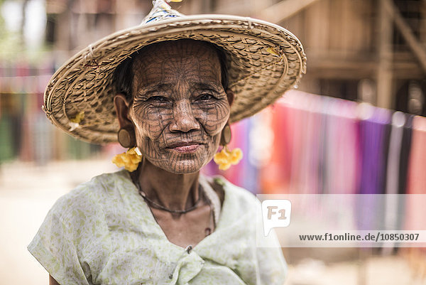 Tätowierte Frau aus einem Dorf des Chin-Stammes  Chin State  Myanmar (Burma)  Asien