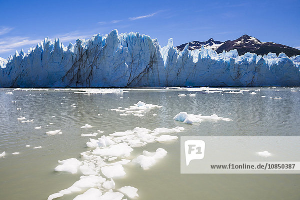 Gefallenes Eis und Perito Moreno Glaciar  Los Glaciares National Park  UNESCO Weltkulturerbe  in der Nähe von El Calafate  Patagonien  Argentinien  Südamerika