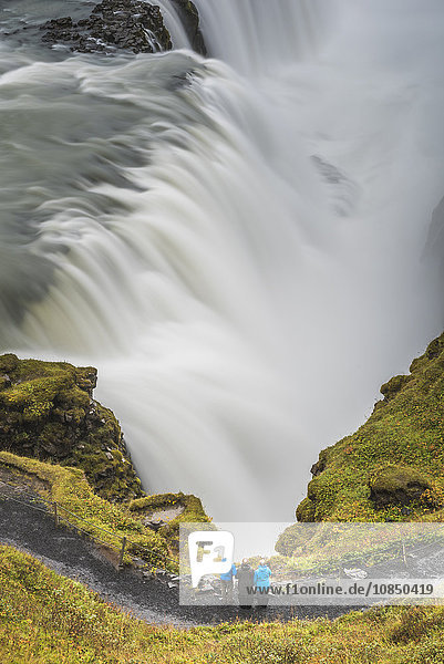 Familie am Gullfoss-Wasserfall in der Schlucht des Hvita-Flusses  Der Goldene Kreis  Island  Polarregionen