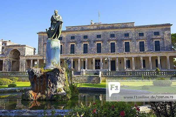 Statue von Frederick Adam vor dem Palast von St. Michael und St. George  Korfu Altstadt  Korfu  Ionische Inseln  Griechische Inseln  Griechenland  Europa