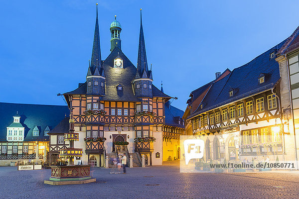 Marktplatz und Rathaus in der Dämmerung  Wernigerode  Harz  Sachsen-Anhalt  Deutschland  Europa