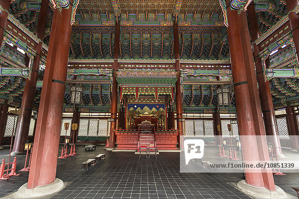 Kräftige Farben im Inneren des kaiserlichen Thronsaals (Geunjeongjeon)  Gyeongbokgung-Palast  Seoul  Südkorea  Asien