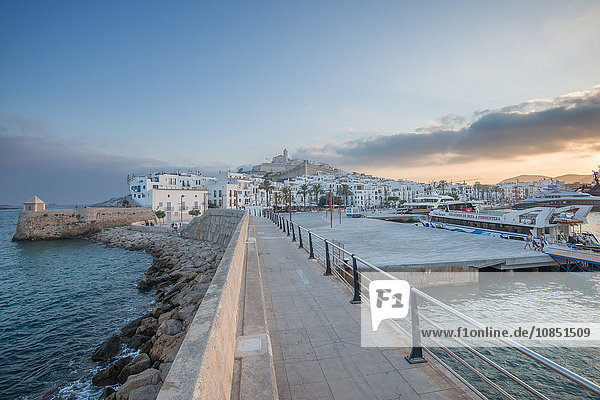 Ibiza-Stadt mit dem Castillo mit Blick auf Dalt Villa  die Altstadt und den Hafen  Ibiza  Balearische Inseln  Spanien  Mittelmeer  Europa