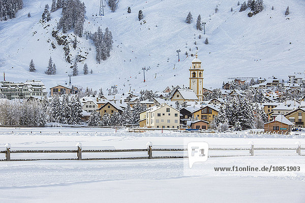 Glockenturm und Skilifte in Celerina  Engadin  Kanton Graubünden  Schweiz  Europa