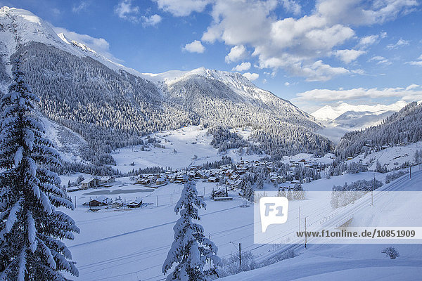 Das verschneite Dorf Filisur  Kanton Graubünden (Graubünden)  Schweiz  Europa
