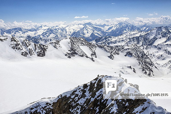 Luftaufnahme von alpinen Skifahrern auf dem Monte Dosegu  Nationalpark Stilfser Joch  Valtellina  Valfurva  Lombardei  Italien  Europa