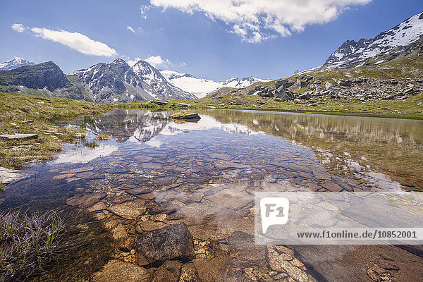 Die schneebedeckten Gipfel spiegeln sich im klaren Wasser des Pizsees  La Margna  Fedoztal  Engadin  Schweiz  Europa