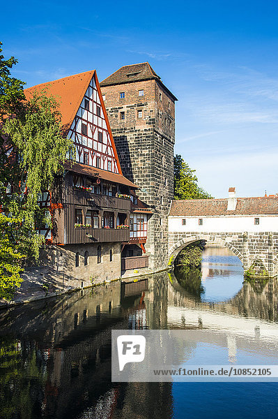 Alte Fachwerkhäuser und Hängeturm  Nürnberg  Mittelfranken  Bayern  Deutschland  Europa