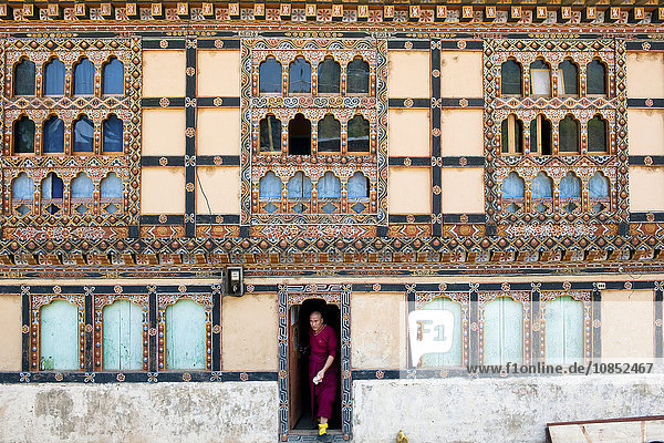 Mönch verlässt sein Haus  Paro  Bhutan  Asien