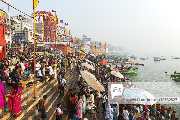 Badende am frühen Morgen am Ufer des Ganges  Varanasi (Benares)  Uttar Pradesh  Indien  Asien