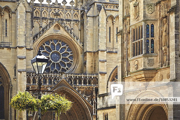 Eine Nahaufnahme der Fassade der Kathedrale von Bristol  Bristol  England  Vereinigtes Königreich  Europa