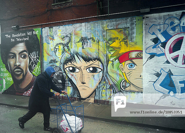 Mann und Grafitti  New York  Vereinigte Staaten von Amerika  Nordamerika
