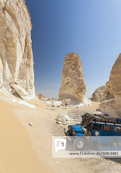 Touristen mit Geländefahrzeug in Weißer Wüste  Ägypten