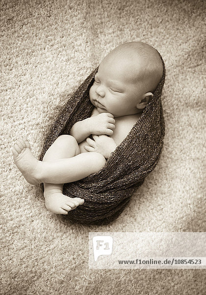 Säugling in ein Tuch gewickelt
