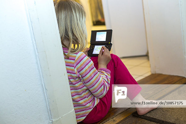 Mädchen spielt mit Nintendo  Kiel  Deutschland  Europa