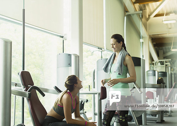 Frauen beim Sprechen und Ausruhen im Fitnessstudio