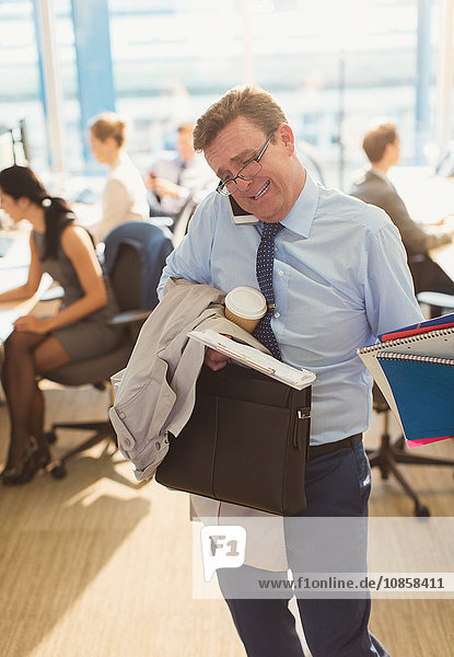 Gestresster Geschäftsmann kämpft mit Multitasking im Amt