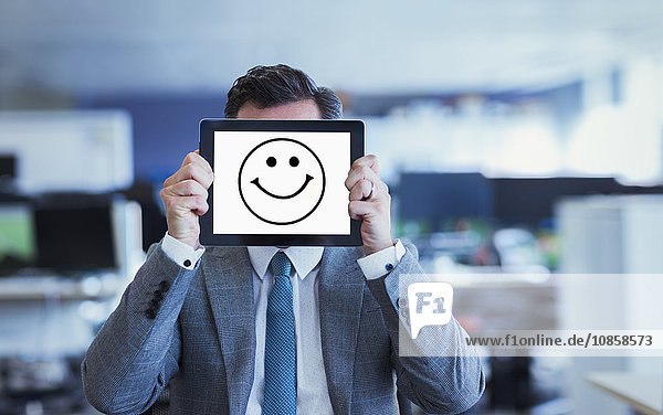 Porträt eines Geschäftsmannes mit digitalem Tablett im Büro