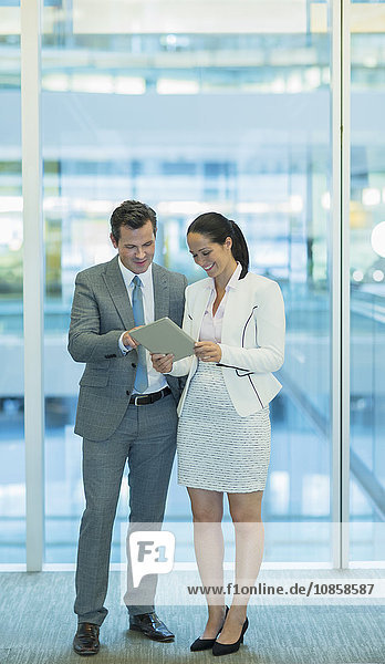 Geschäftsmann und Geschäftsfrau mit digitalem Tablett im Büro