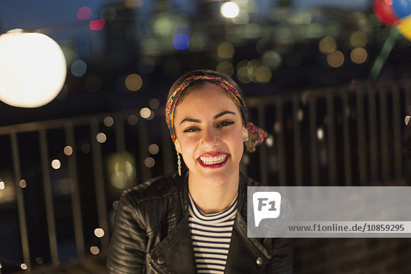 Portrait lächelnde junge Frau genießt Dachparty