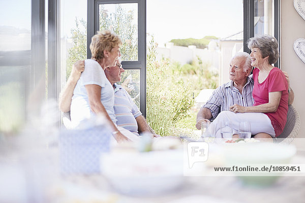 Seniorenpaare im Gespräch auf der Terrasse