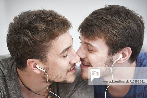 Homosexuelles Paar küsst sich
