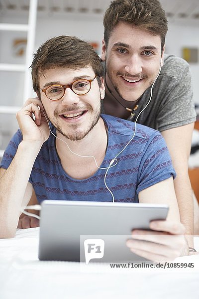 Homosexuelles Paar mit einem Tablet