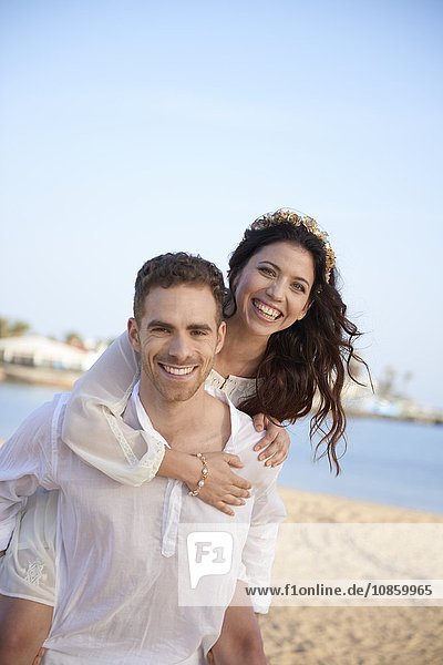 Junges Paar am Strand  Fuerteventura  Sapnien  Europa