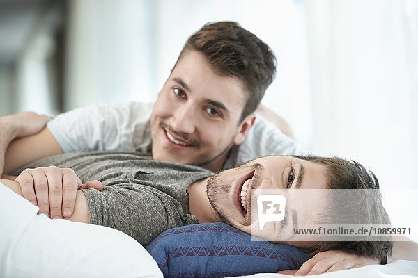 Homosexuelles Paar liegt im Bett