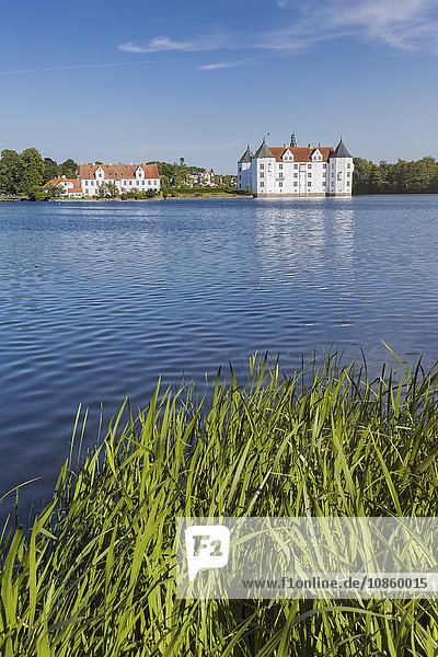 Wasserschloss mit Schlossteich  Glücksburg  Schleswig-Holstein  Deutschland  Europa