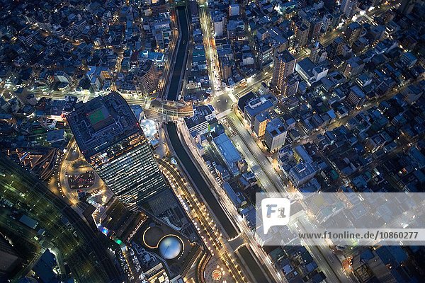 Draufsicht auf Wolkenkratzer und Autobahnen bei Nacht  Tokio  Japan